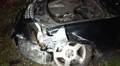 Řidič mercesedu ujížděl policistům. Honička skončila nárazem do stromu