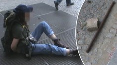 Žena naběhla na bývalé spolužáky nejdřív s tyčí, pak s cihlou!