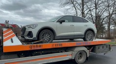 Policie v Praze zabavuje desítky aut. Do případu jsou zapojeni i známí fotbalisté