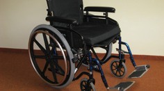 BRUTÁLNÍ PŘEPADENÍ INVALIDY! Dva mladíci shodili vozíčkáře na zem!
