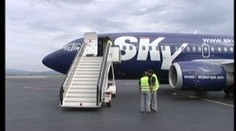 Letadlo Sky Europe stále v Paříži. Cestující jsou v Praze