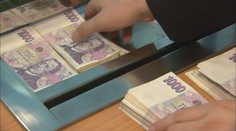 Podpásovka, volají odboráři. Vláda totiž zarazila plošný růst platů