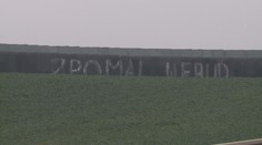 Zemřela mu žena a dítě, na místě tragédie teď varuje ostatní řidiče