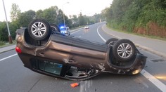 Řidič koukal, kam neměl, boural a otočil auto na střechu!