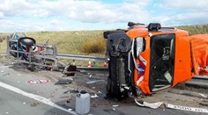 Kamion smetl silničáře, skončil ve svodidlech! Nehod přibývá