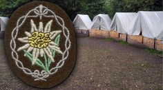 Přírodovědci měli na táboře symbol SS. I na webu