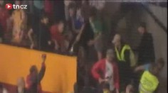 Rváči z hokeje a fotbalu. Policie je poznala! VIDEO