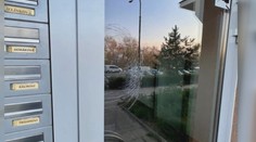 Muž bezdůvodně rozbíjel vchodové dveře. Způsobil škodu za desítky tisíc