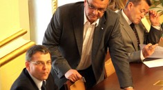 Fraška v parlamentu pokračuje. Poslanci se zase hádají