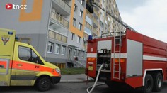 V Praze hořel byt, starší ženu odvezli do nemocnie