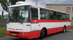 AGRESIVNÍ ČERNÝ PASAŽER! Revizora při kontrole POKOUSAL A ZBIL
