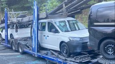 Kamion naložený auty se převrátil na Náchodsku. Zablokoval tah do Polska