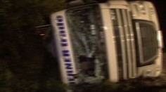 VIDEO: Cisterna skončila na boku. Řidič jel moc rychle