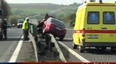 VIDEO: Srážka dvou aut ve Středoklukách u Prahy