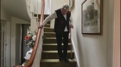 Babička (90) běhala po schodech do úmoru. Vydělala tak miliony!