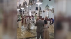 Svatbu nezastavily ani povodně. Pár se vzal v zaplaveném kostele