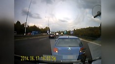 NEBEZPEČNÝ VYBRŽĎOVAČ! Řidič modrého golfu i couval