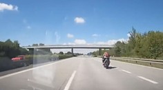 Motorkář na D1 ujížděl policii. Nezvládl zatáčku a katapultoval se na trávník