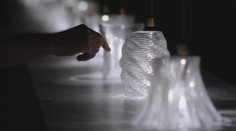 VIDEO: Takhle se tisknou skleněné vázy a svítidla 3D tiskárnou