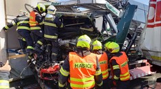 Nehoda kamionů zablokovala dálnici D1 v Praze. Z jednoho začala téct kyselina