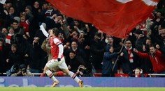 VIDEO: Rosický obral soupeře a sólo z půlky PRECIZNĚ zakončil. Arsenal slaví postup