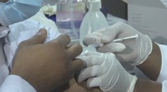 Lidé už dostali stamiliony dávek vakcín proti covidu. Česko zaostává