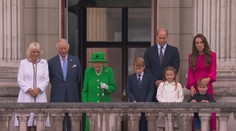 Alžběta II. se objevila na balkóně paláce. Pozdravila všechny přítomné