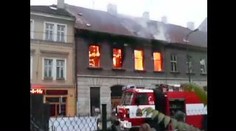 U bezdomovců hořelo. Hasilo jedenáct vozů
