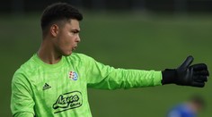 Brankář jen těsně unikl petardě. Od rozhodčího pak viděl žlutou kartu