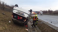 Auto skončilo na střeše! D1 zastavili hasiči a zasahující vrtulník