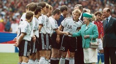 Alžběta II. milovala jezdectví a Arsenal. Čechům předala na ME ve Wembley stříbro