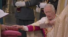 Skládání slibu Karla III. při korunovaci