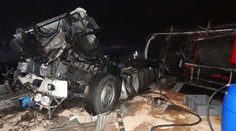 Provoz na dálnici D11 zablokoval převrácený kamión! Řidič skončil v nemocnici