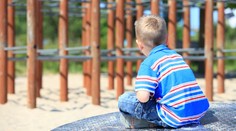 Drama v Bystřici: Chlapce (10) na hřišti vážně zranila petarda!