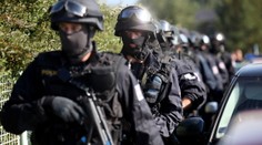 Místo oslavy trauma! Muži zákona vytáhli na děti zbraně, zničili i dort