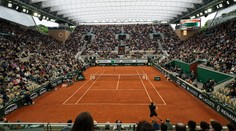Konec alkoholu na French Open. Fanoušci už přestřelili