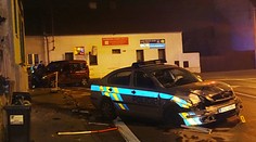 Policisté spěchali za zlodějem. Sejmuli auto, co jim zkřížilo cestu