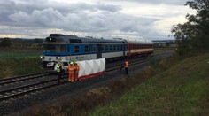Vlak smetl na Vyškovsku na přejezdu auto, řidič srážku nepřežil