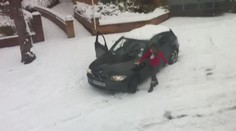 Mladá řidička roztlačovala na náledí auto. Ujelo jí... VIDEO