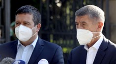 Hamáček chce vyšetřování chyb před druhou vlnou, Babiš to nechápe