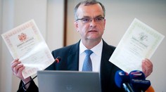 Netrestejte děti za vysvědčení, můžu za to já, vtipkoval Kalousek