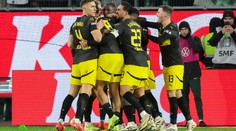 Tři góly za šest minut. Dortmund ustál dlouhé oslabení a do pauzy jde šestý
