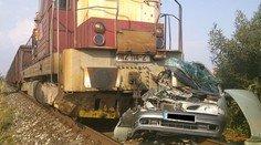 Srážka osobáku s vlakem na přejezdu: 2 mrtví, 2 zraněné děti!