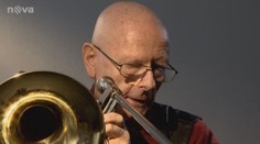 Víkend: Trombonista Svatopluk Košvanec přišel o ruku, ale hraje dál