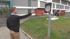 Kuřáci hází nedopalky na zem i vedle koše! Vynálezce má nevídané řešení