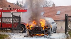 Při čelním střetu dvou osobních aut uhořel člověk, jedno auto bylo kradené
