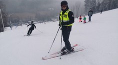 Užívají si volno, nebo pracují? Na svazích můžete narazit na policisty
