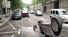 Auto po srážce skončilo v zaparkovaných vozech, druhé na střeše!