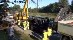 Na D1 se převrátil kamion, zablokoval dva pruhy