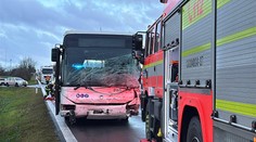 Nehoda autobusu a auta u Neratovic zablokovala dopravu. Řidička nepřežila